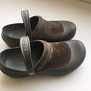 Crocs Brown Clogs Suede Top Women’s Size 9